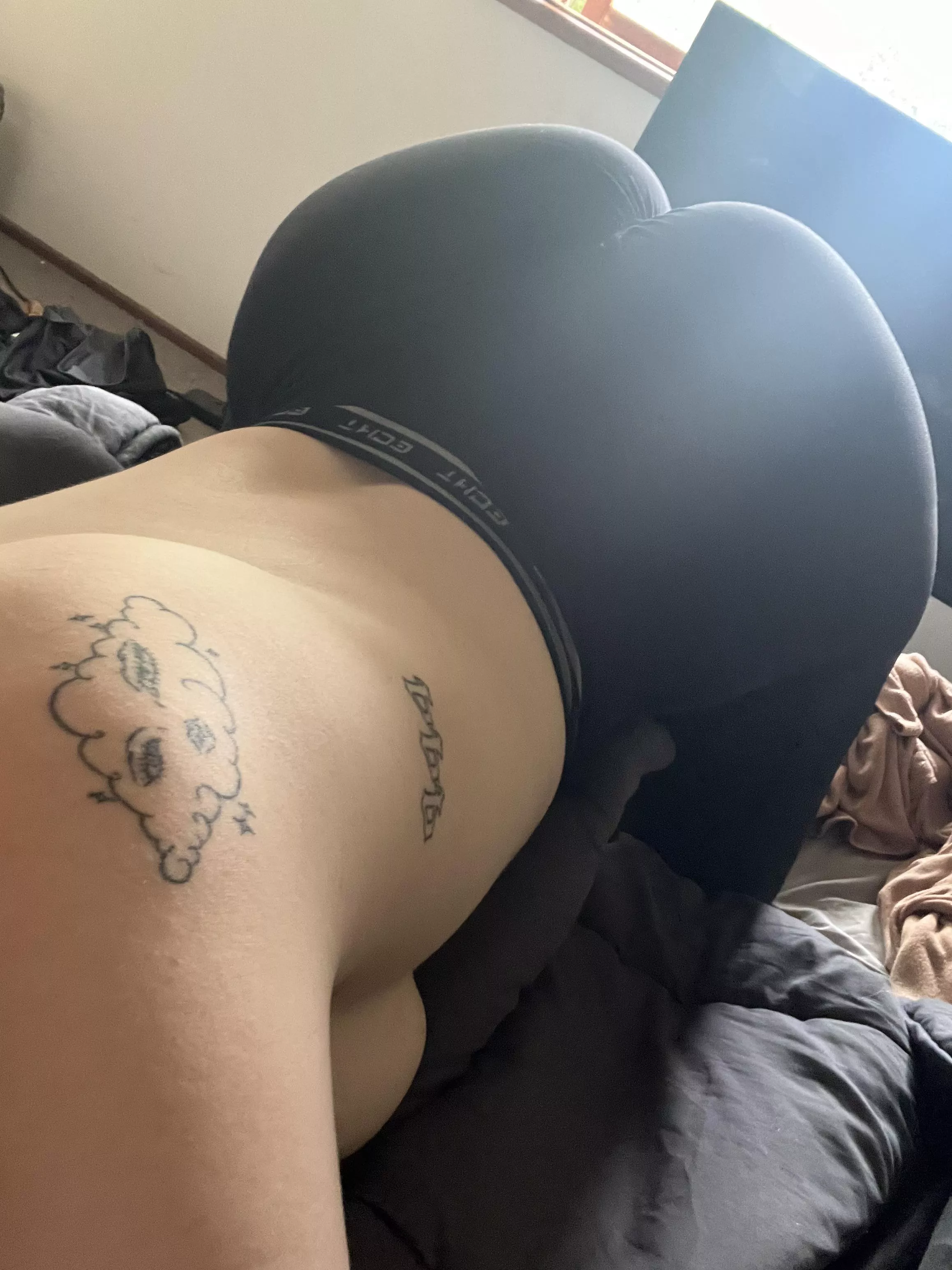 Are older men into petite teens in leggings? 