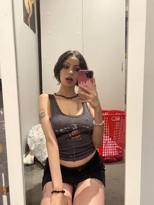 Big boobies make all ahirts tight🥹