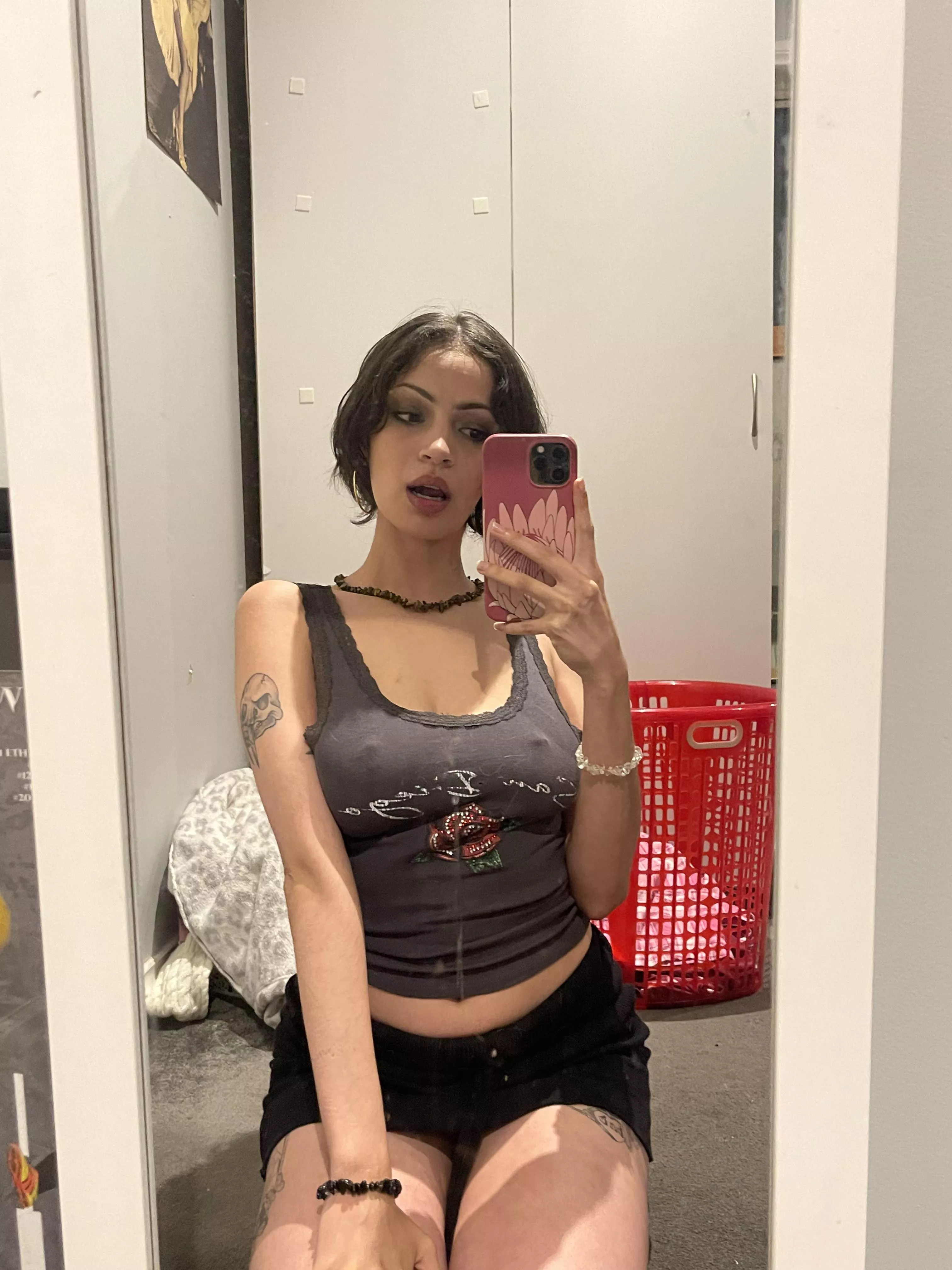 Big boobies make all ahirts tight🥹