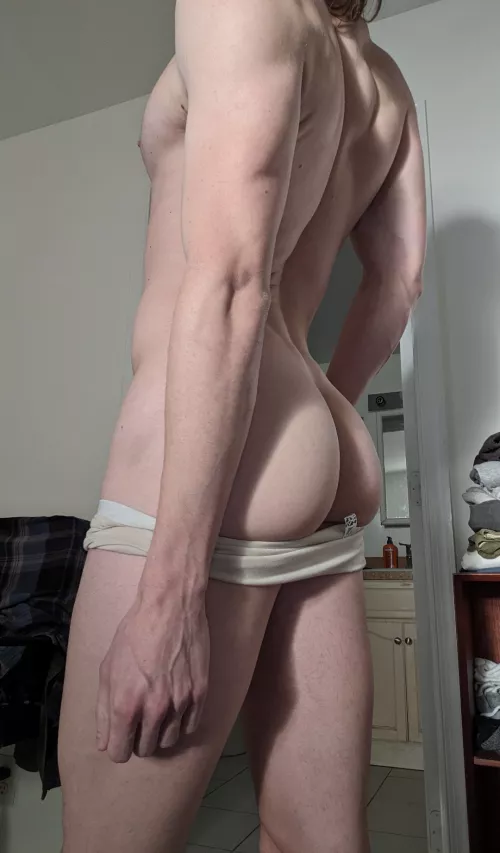 Big booty to balance out the heavy package in the front 😜