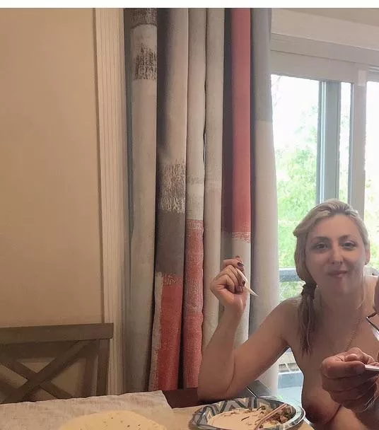 Food tastes better when you eat it with #naked friends❣️💛💚🥘🍛