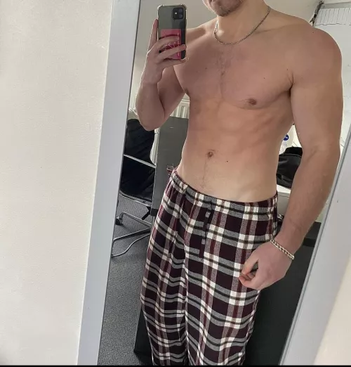 20 deep voice irish, 8 inch+, looking for cute femboys, must have a nice ass, SC is dylaa03