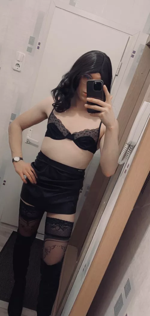 Do I look hot in black? 🖤