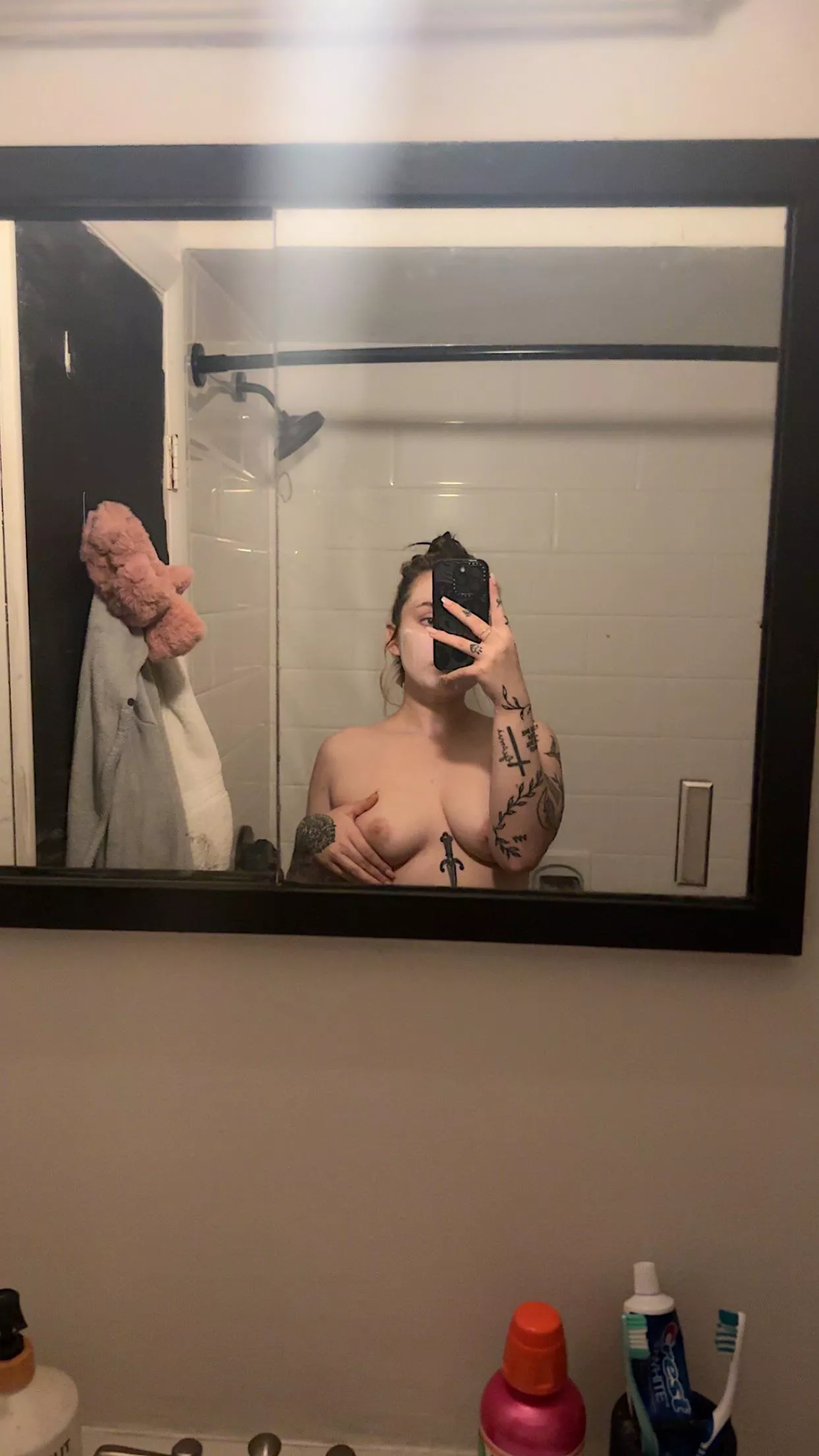 Fresh out of the shower 🐱💦 Come chat 😈