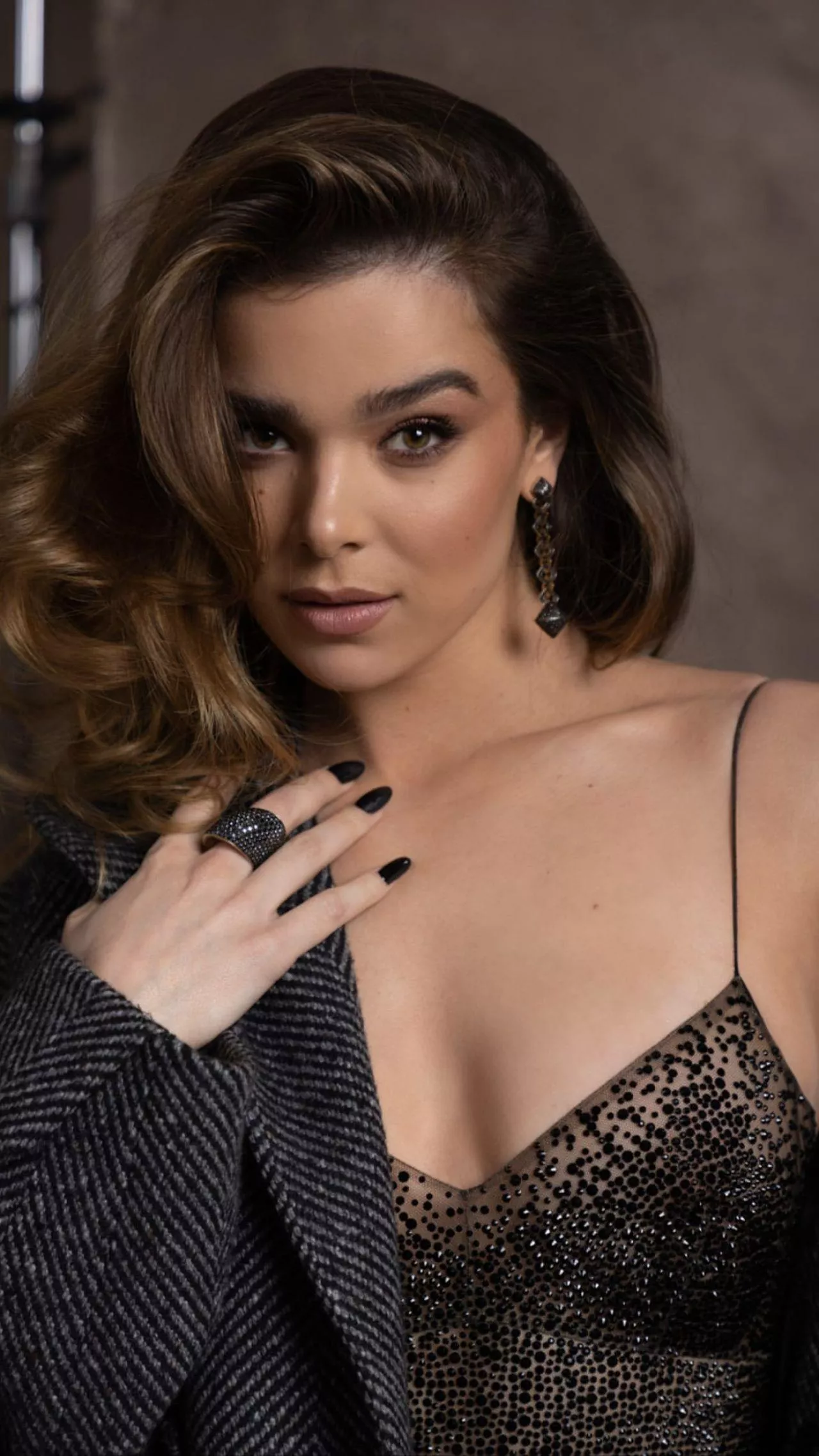 Hailee Steinfeld has me so horny right now! Please make me goon to her!