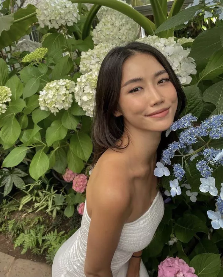 is she cute, yes or no? 