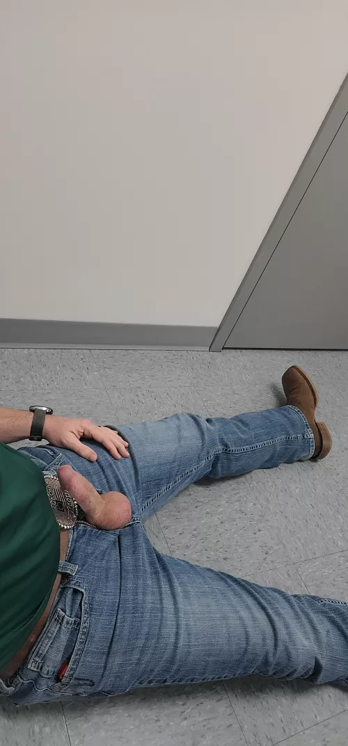 Isn't this how everyone should take a lunch break (41)