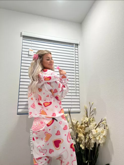 just waiting on dada to come home 🏡