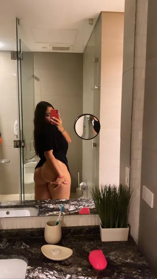 Latina, big ass looking for a good penis