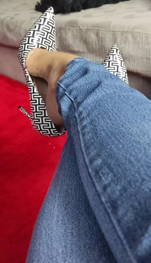 Black and white Versace heels - monochrome magic. 👠🖤 