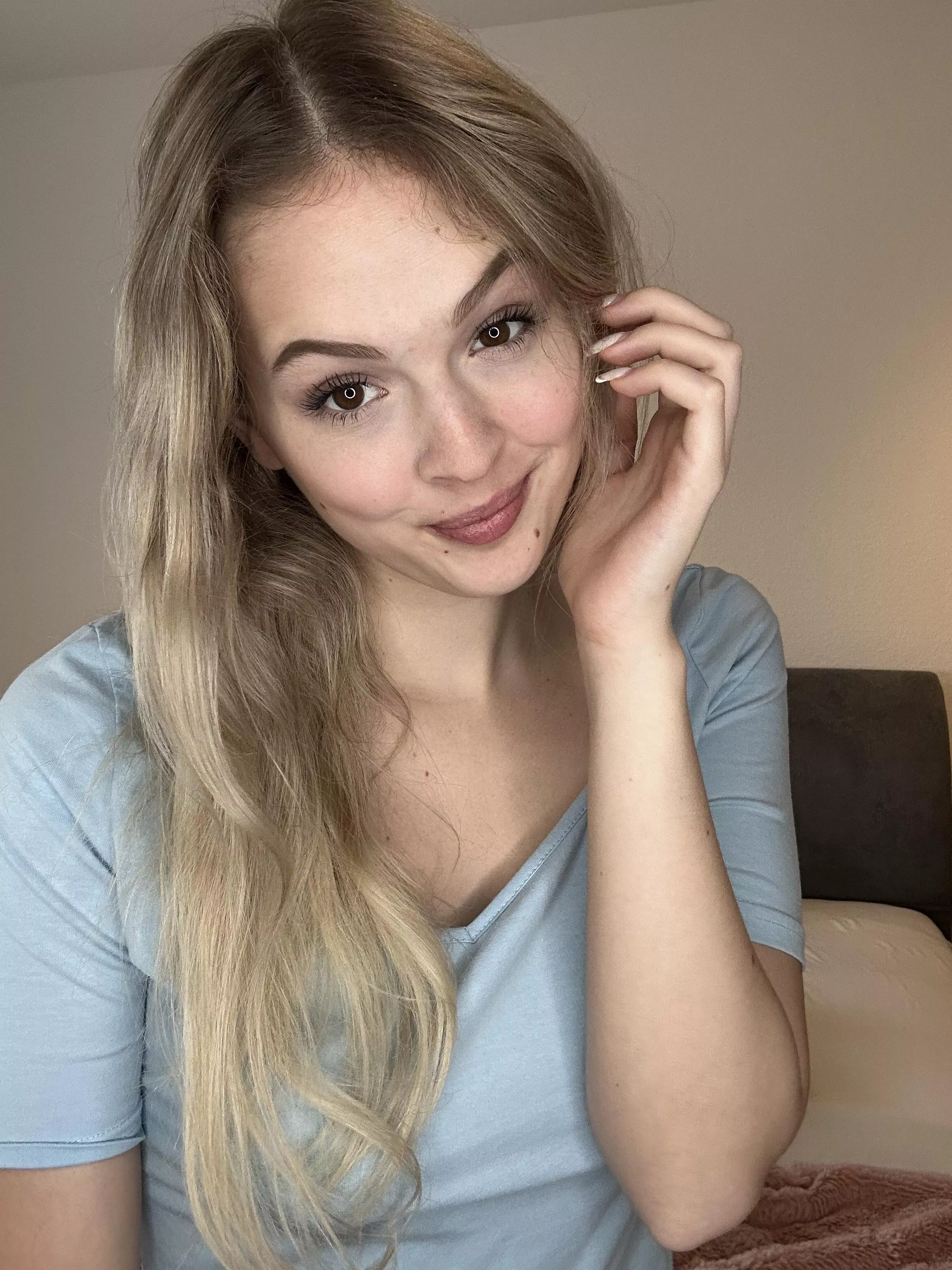 blondie in blue, looking at you 🫵🏼