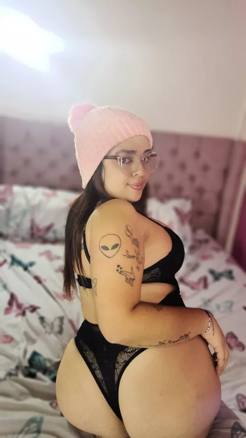 This juicy ass is something to behold...