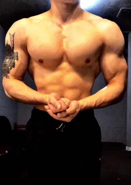 Want someone to lick my nipples and massage my huge chest before I drill their hole with my giant cock 🥹🥹