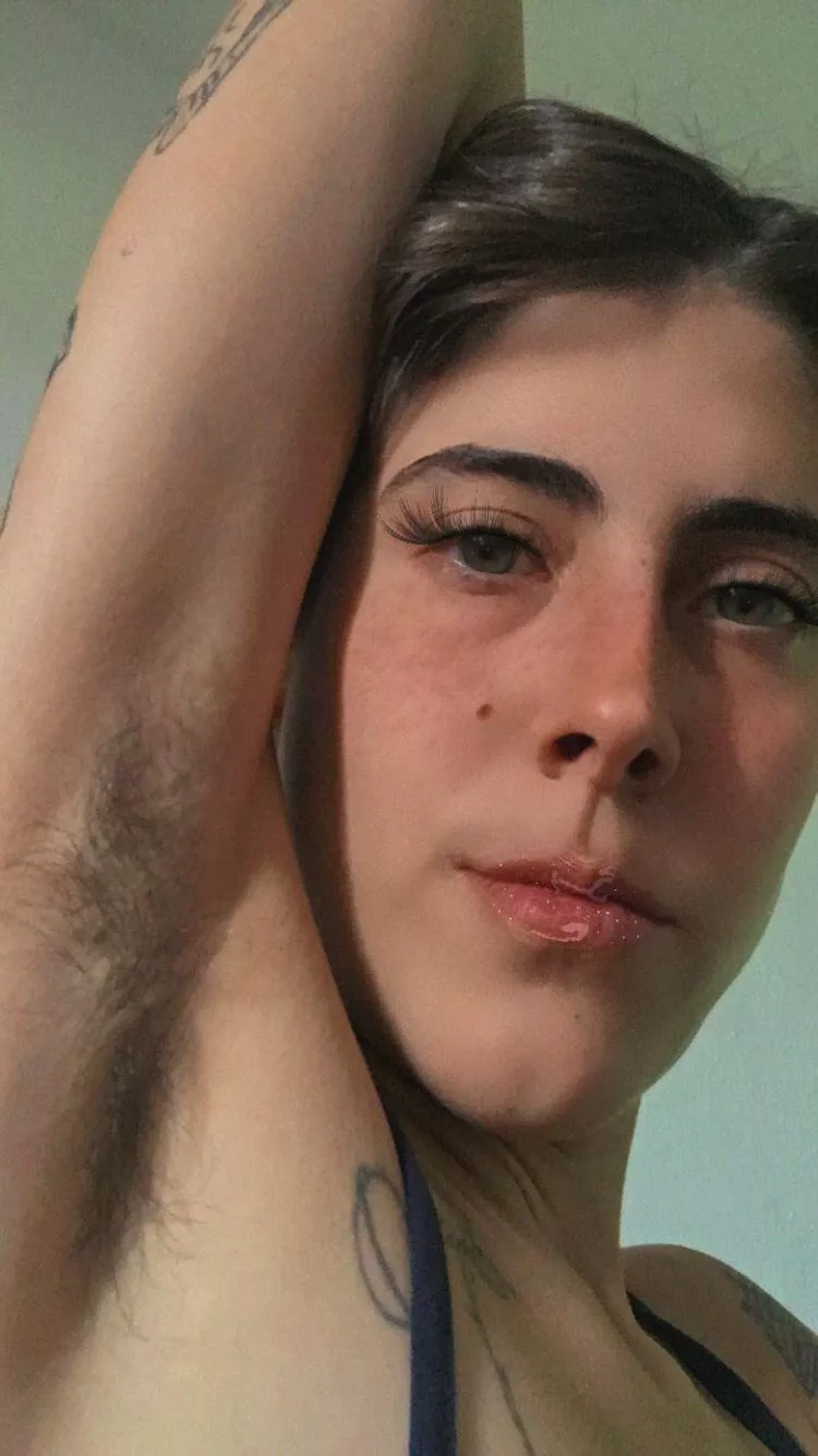 a most delicious scent spreading trough your senses making you feel this heavenly fragance to love it and worship it