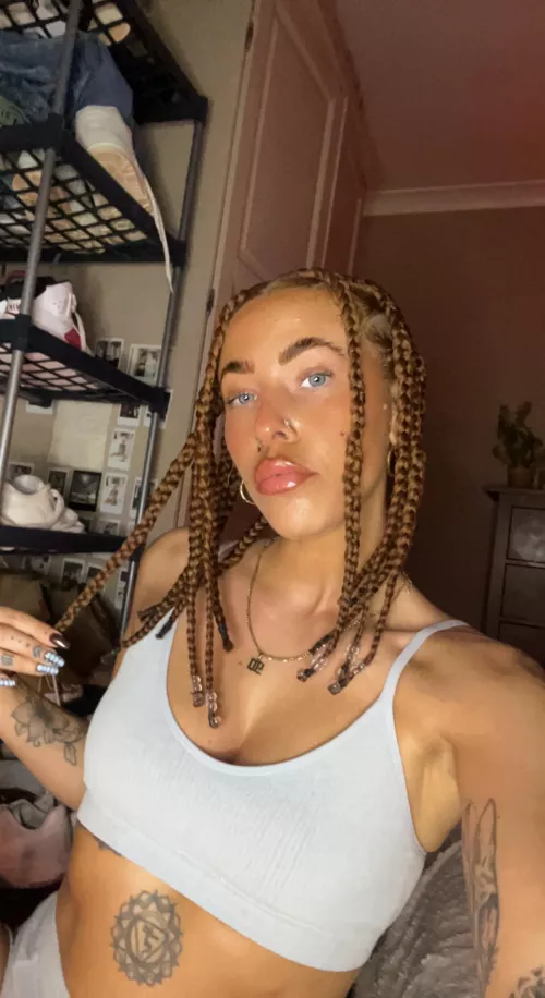 come to pull my braid :)