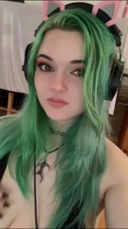 Love these headphones 😸