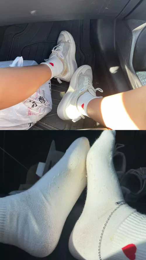 [Selling][US] Who is interested in sniffing my used socks? 💜