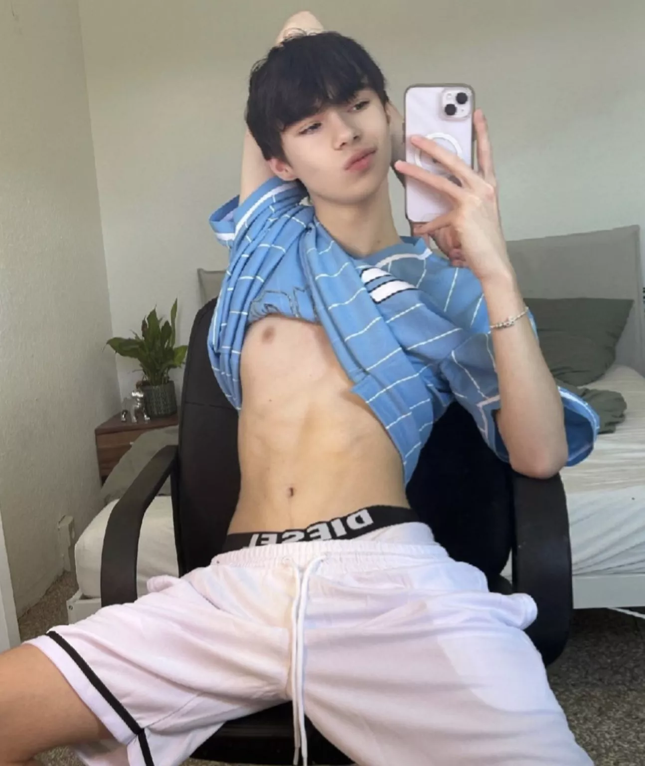 19' 125lbs surfer boy hii who are you? :3