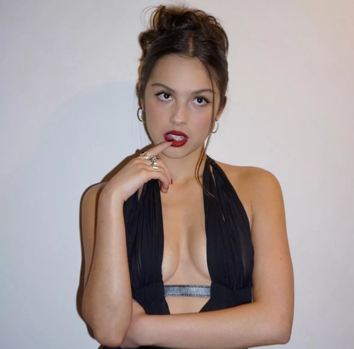 Olivia Rodrigo makes me want to goon my brains out for her! Please make me goon to her!