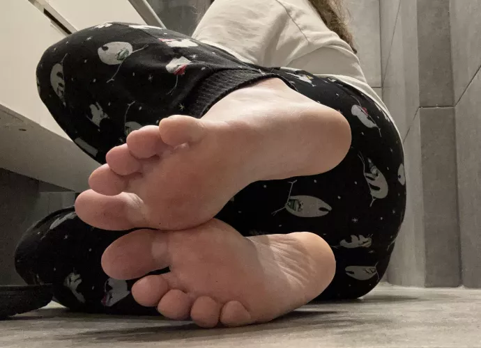 Smell and lick my inner soles for maximum sweetness