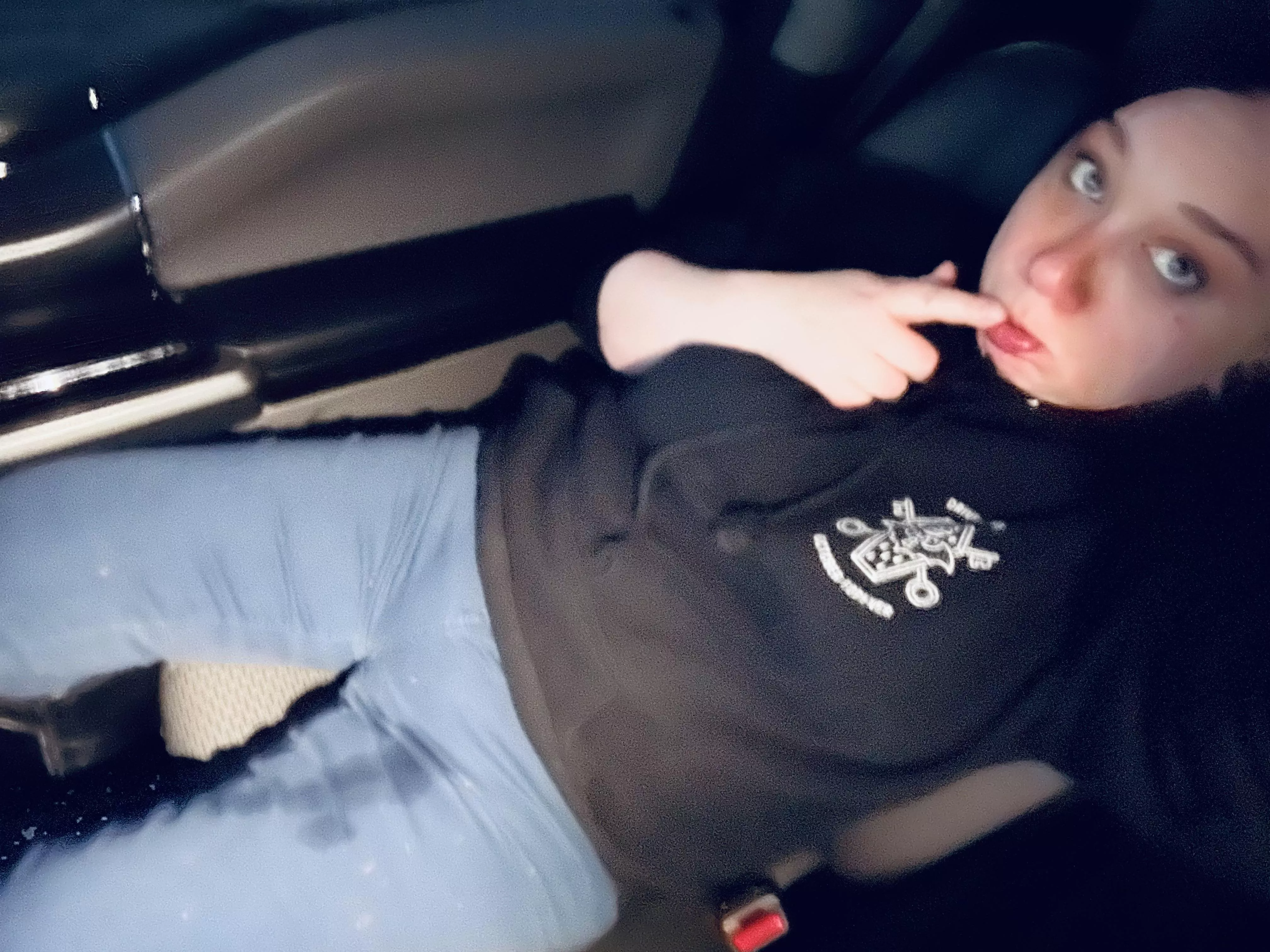 This bratty girl leaked her Little Kings at the theater😊