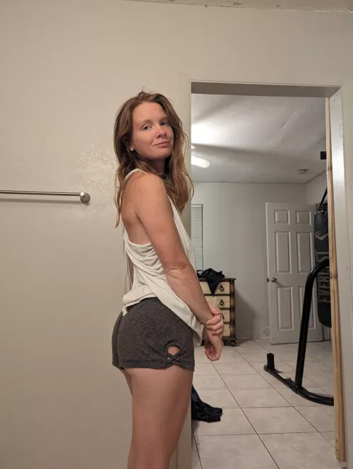 Freckled girl here to rock your world🎸 [F27]