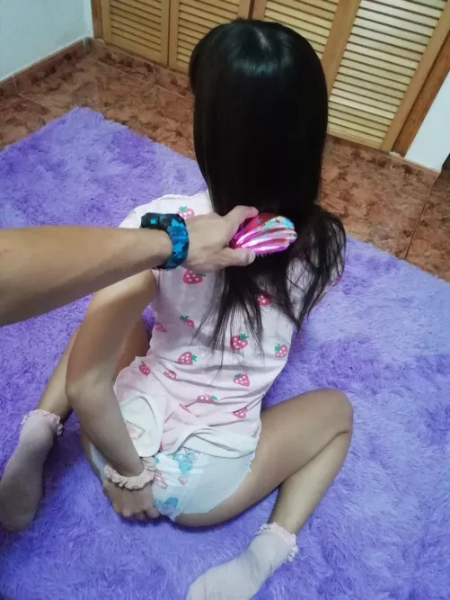 Getting my hair brushed by daddy have been always part of my night care routine💓.
