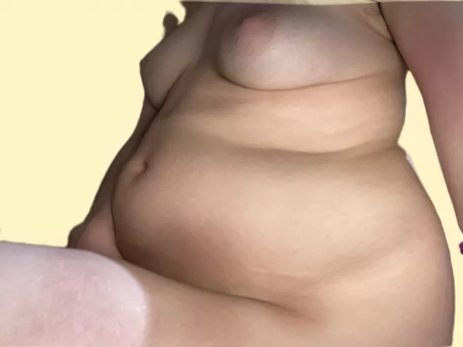 i’m just a chubby 20 yo girl with a tummy pudge, not properly fat yet but my snacking habits are definitely going to get me there one day lol