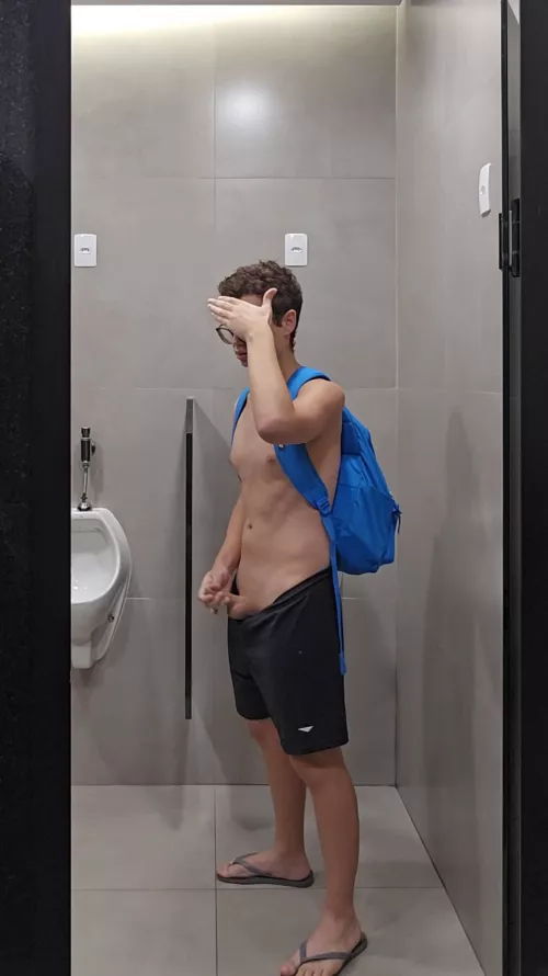 Showing my dick at the subway bathroom [18] 