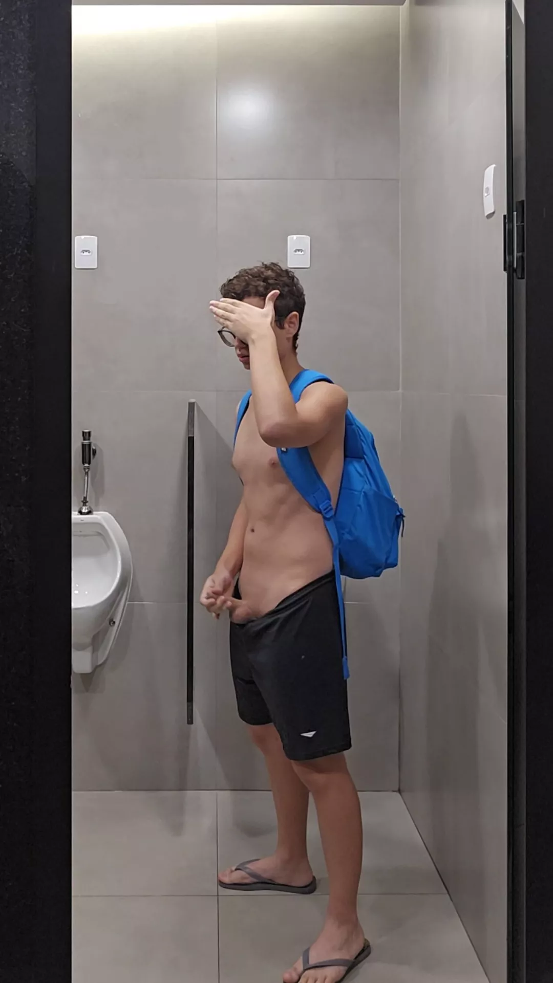 Showing my dick at the subway bathroom [18] 