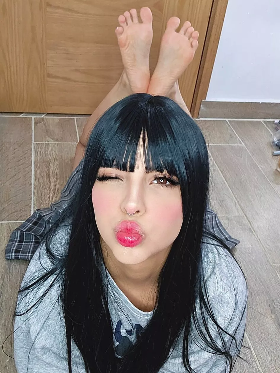 are u letting an 18yo wiggly toes slip in your mouth?