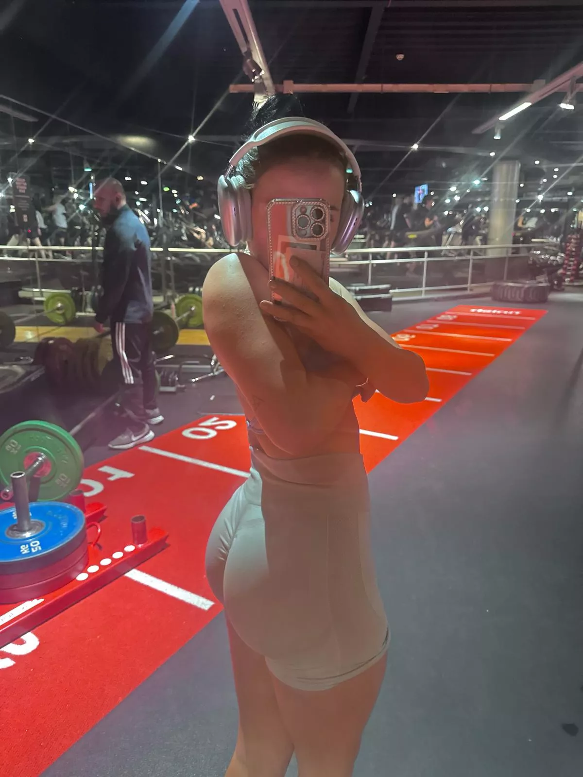 people was staring at me idk why.....