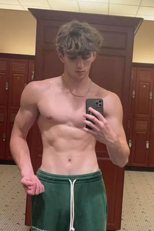 20 lookin for big fit muscle guys only send me pic of u flexing when u add me. Tyxler247