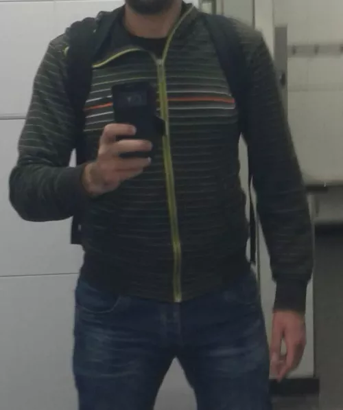 I am a 6.2 foot guy. There is something in my body that makes me insecure. I'm sure you have already seeing it. Do you think wide hips turn you off? They are not the typical physical character of a male physique.