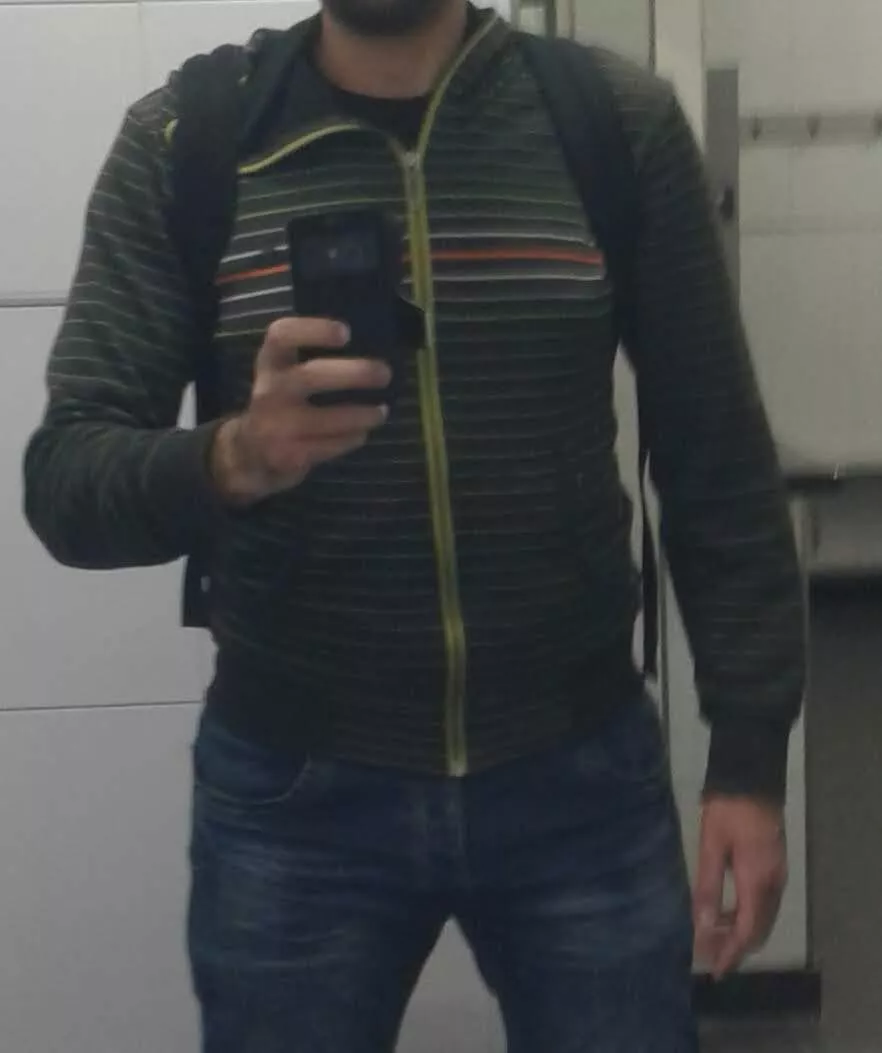 I am a 6.2 foot guy. There is something in my body that makes me insecure. I'm sure you have already seeing it. Do you think wide hips turn you off? They are not the typical physical character of a male physique.