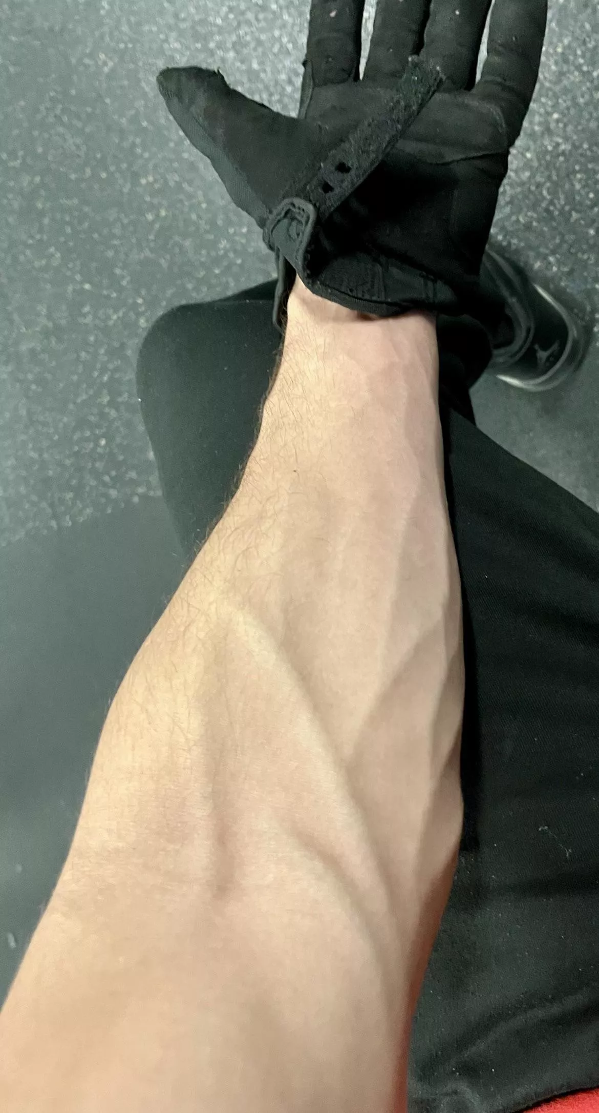 I wear gloves to the gym so my palms can stay soft enough to rub things nicely 🥰🥰