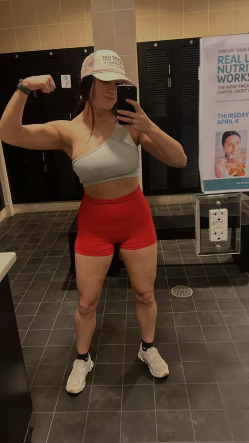 Busty muscle mommy