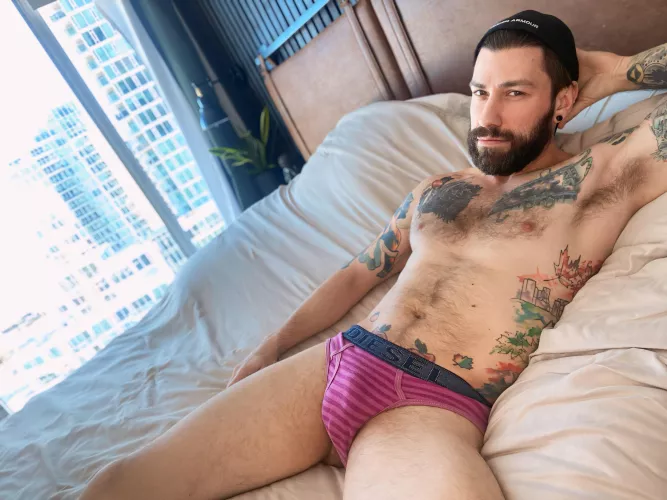 Love me some skimpy briefs