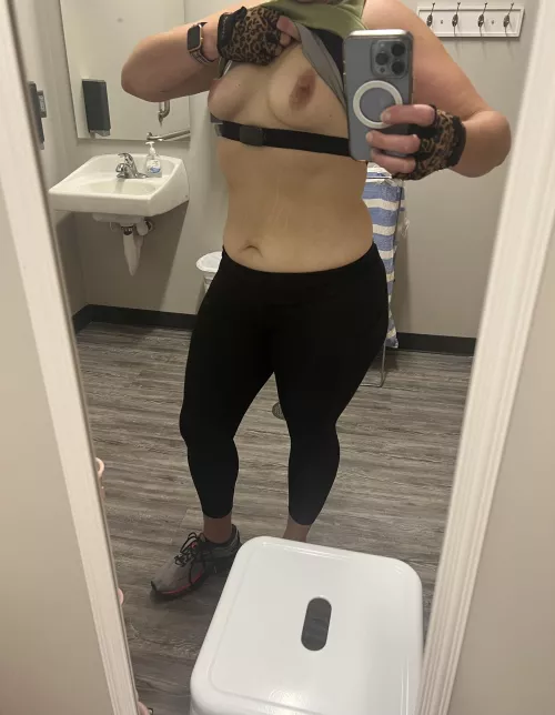 Trying to keep this mombod as fuckable as possible.  Am I worthy of your load?