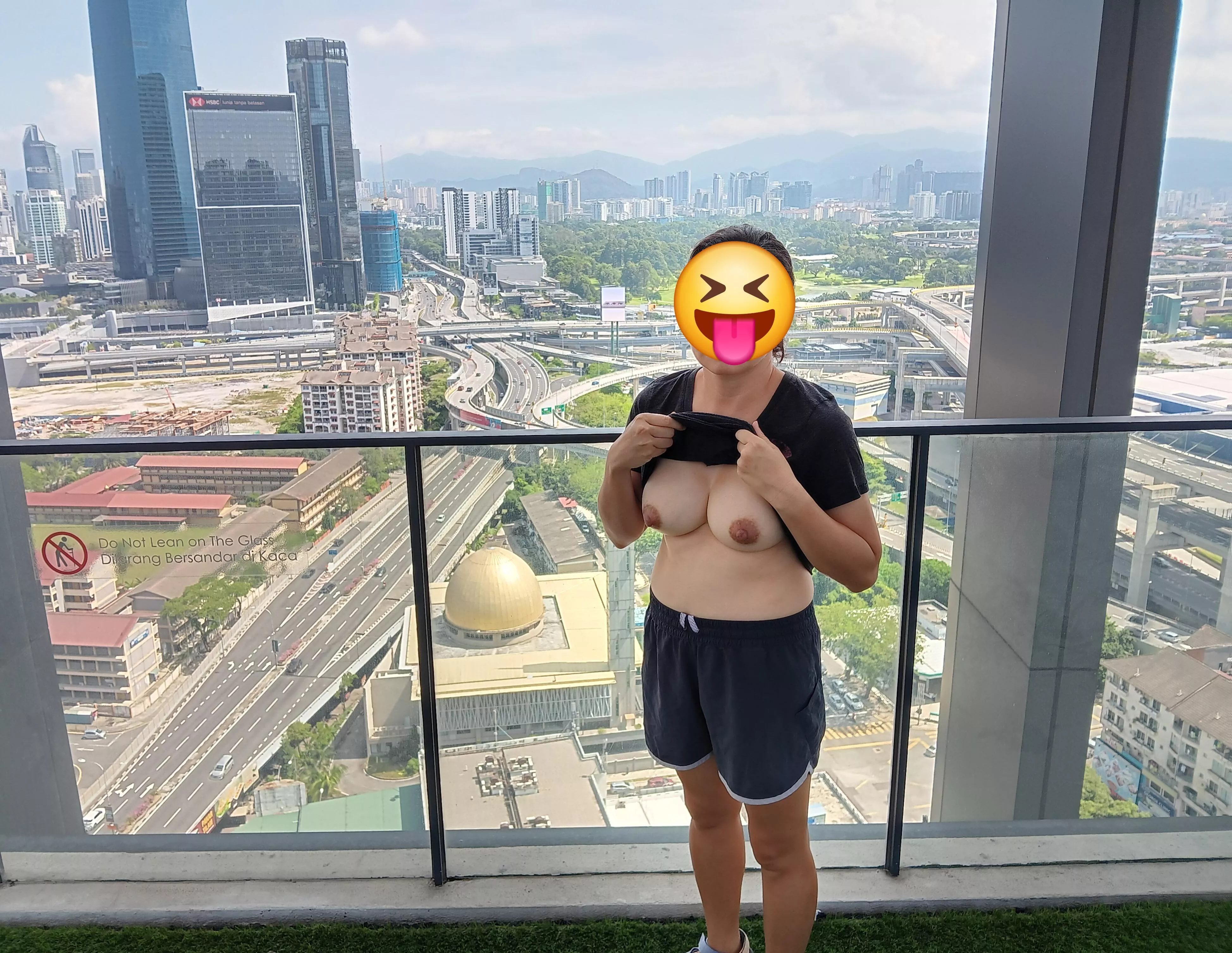 Visiting the big city [f]
