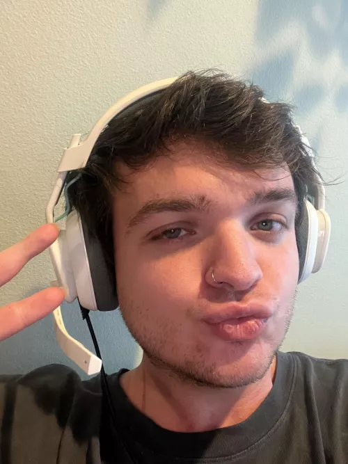 anyone wanna play new season of fortnite? havent touched grass since it came out lol