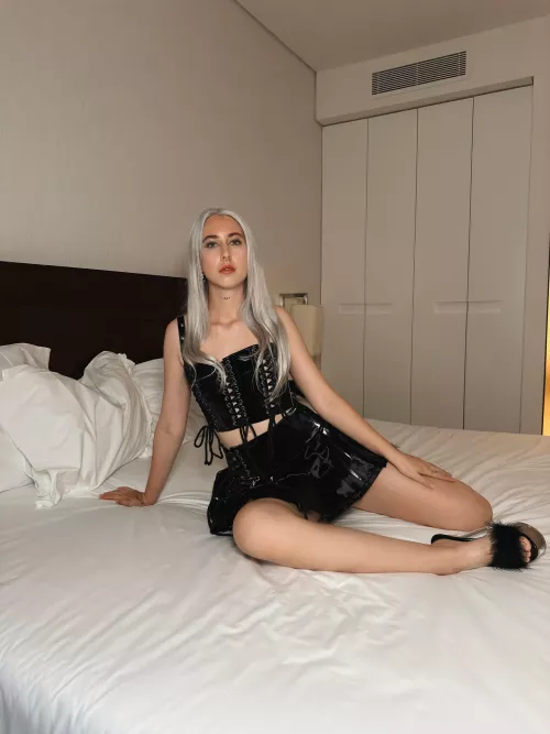 Say yes if you’re in love with my shiny skirt 😈