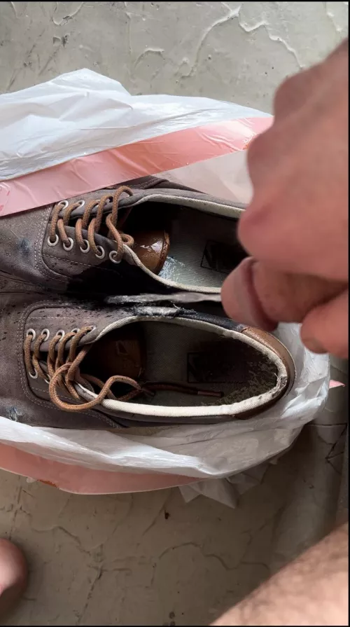 Wanting to meet up with guys in LA/DTLA area to let it flow bro!!