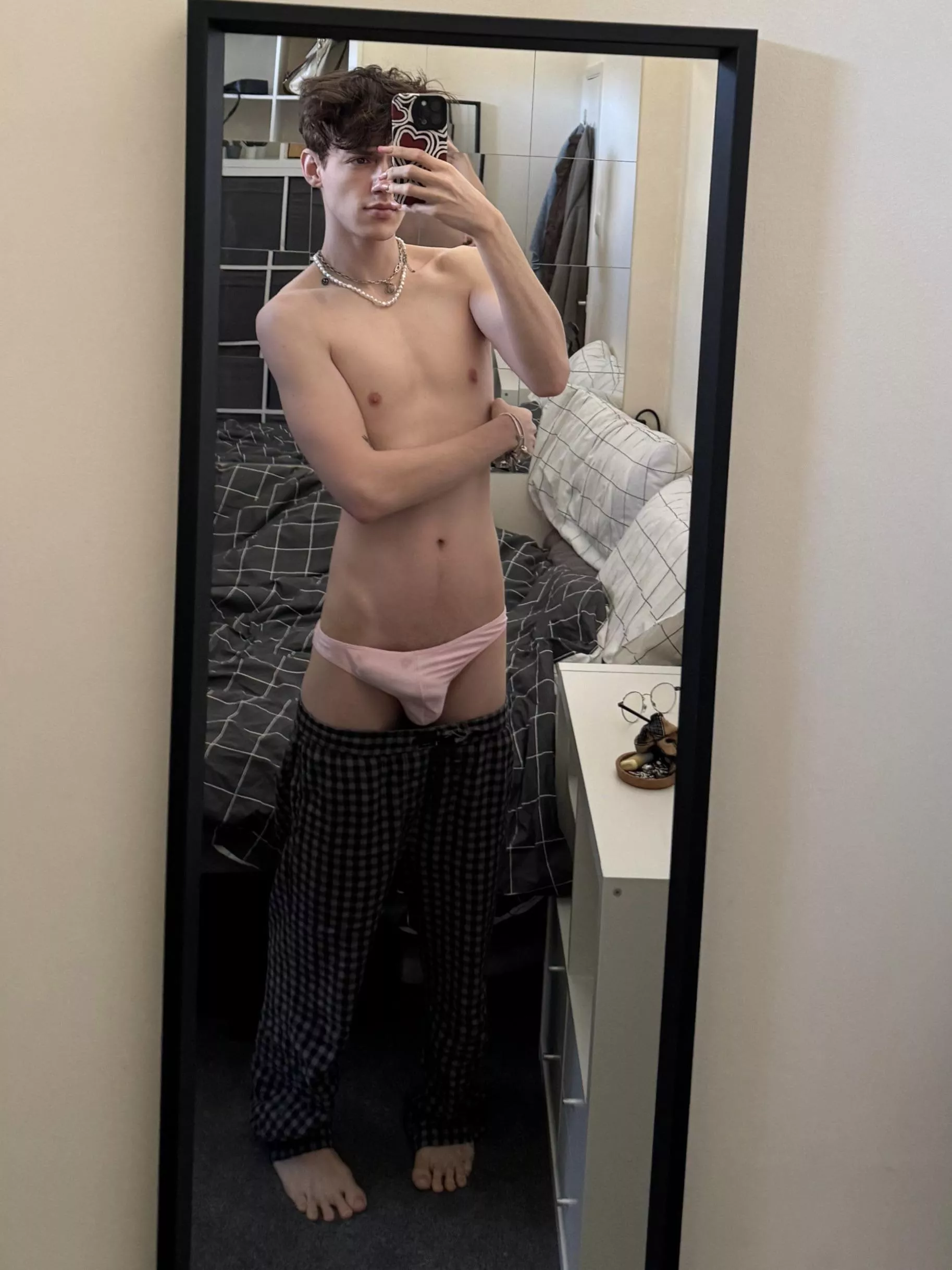 (22) Does pink suit me?