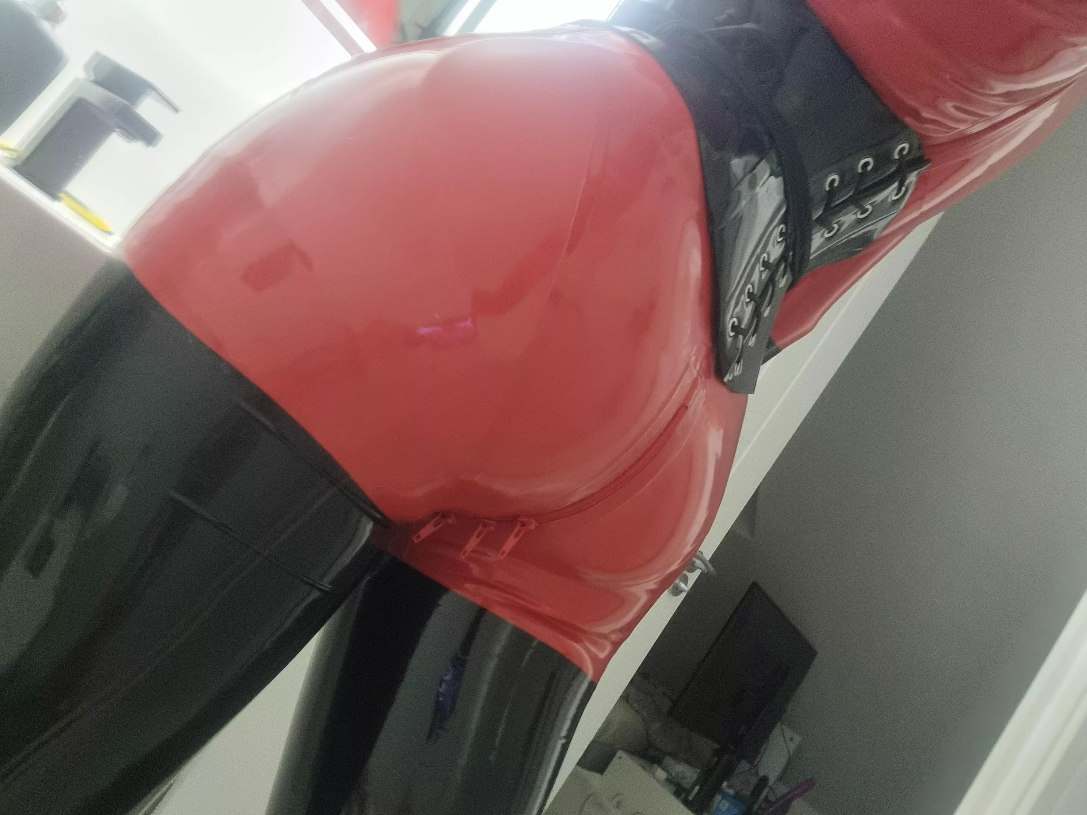 It's been a while! Have this rubber butt pic 😈