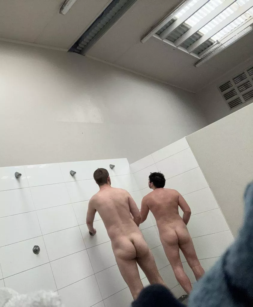 Meeting strangers at the beach changeroom 🚿🍆😈