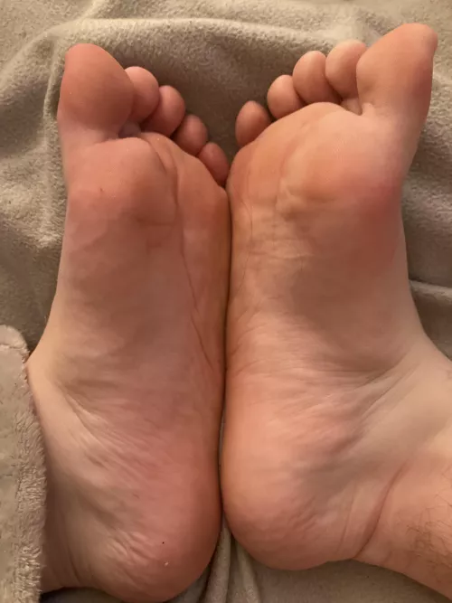 My feet are so swollen… i need them fem for my pedi :( CHOOSE MY NAIL COLOR!