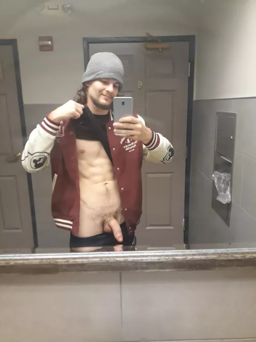 Wondering if anyone thinks i'm hot enough to be a little cam star :)