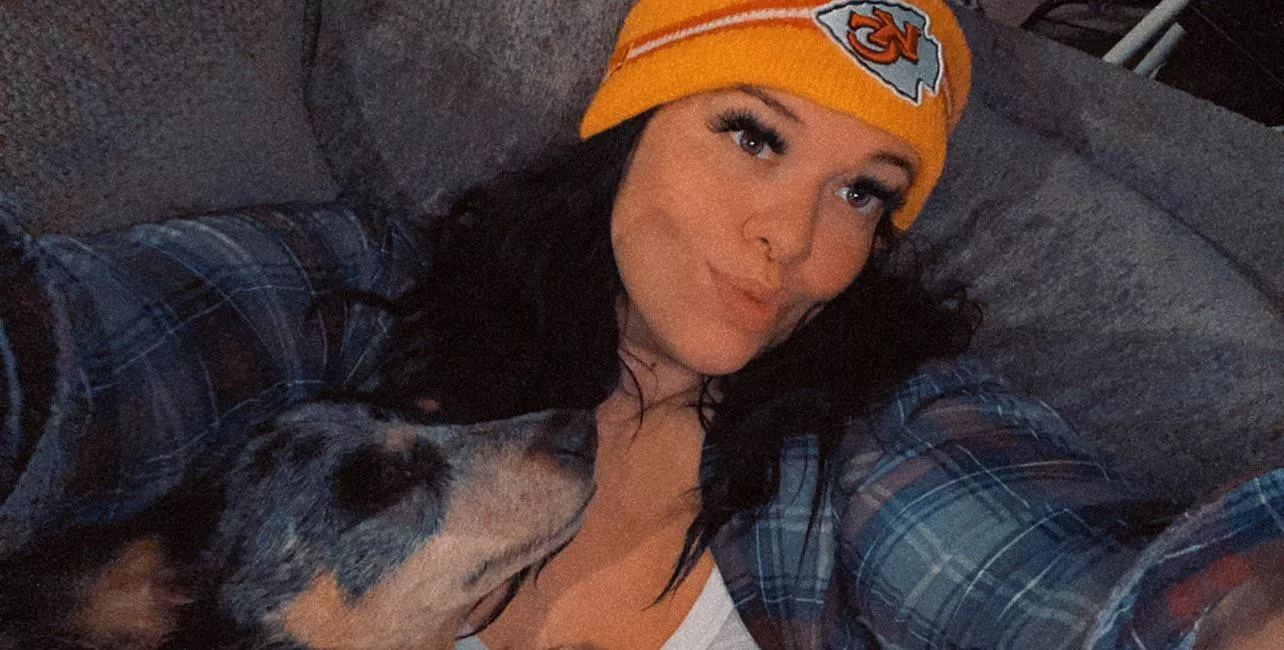 a sweet pupper selfie for your monday 😍 he smiles when he cuddles me 