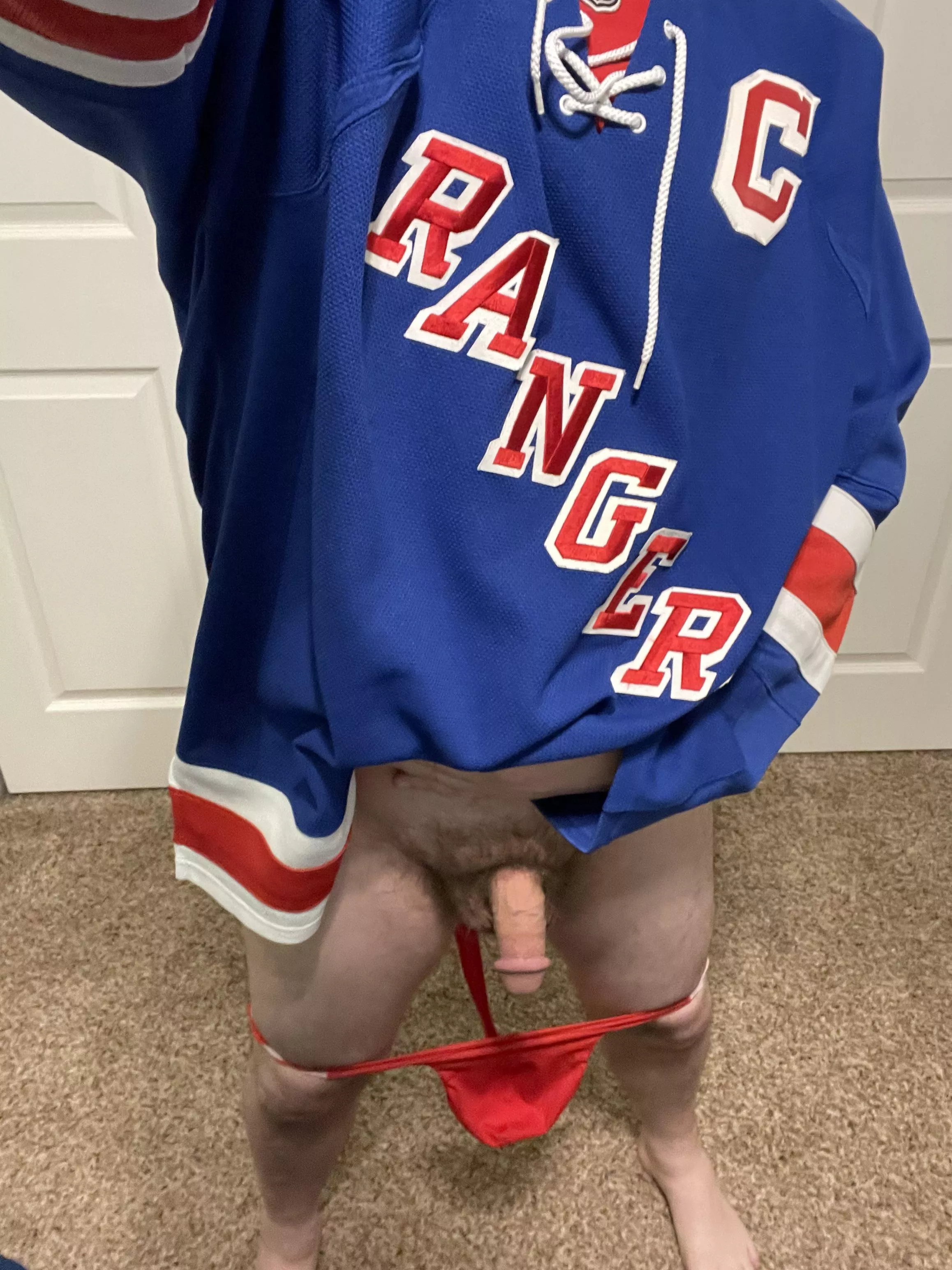 Anyone a hockey fan? DMs are open… LGR!!